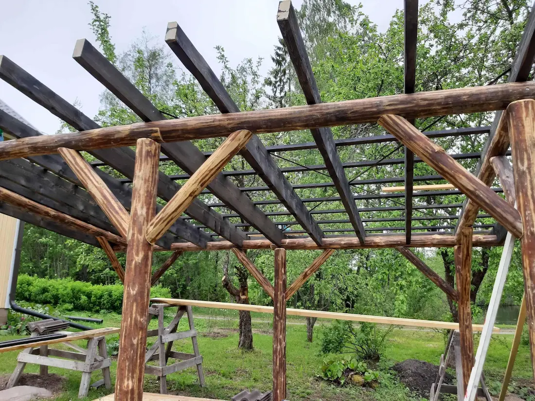 Katoksen tukipuut veistetty oman metsän puista