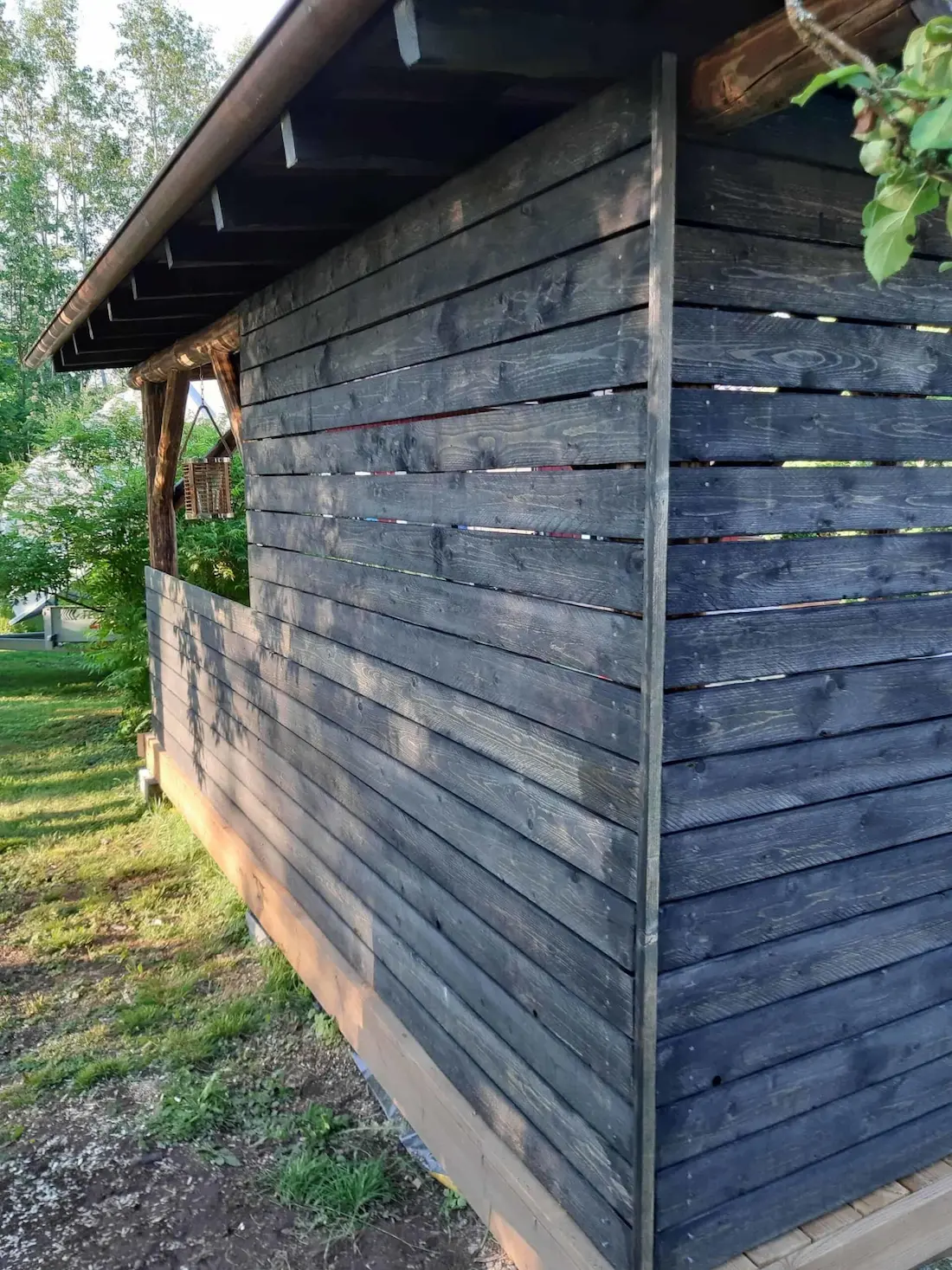 Puuöljyllä käsiteltiin myös kesäkeittiön ulkopuupinnat