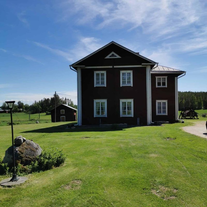 Pohjalaistalo - Taloa korjataan ja maalataan perinteitä kunnioittaen