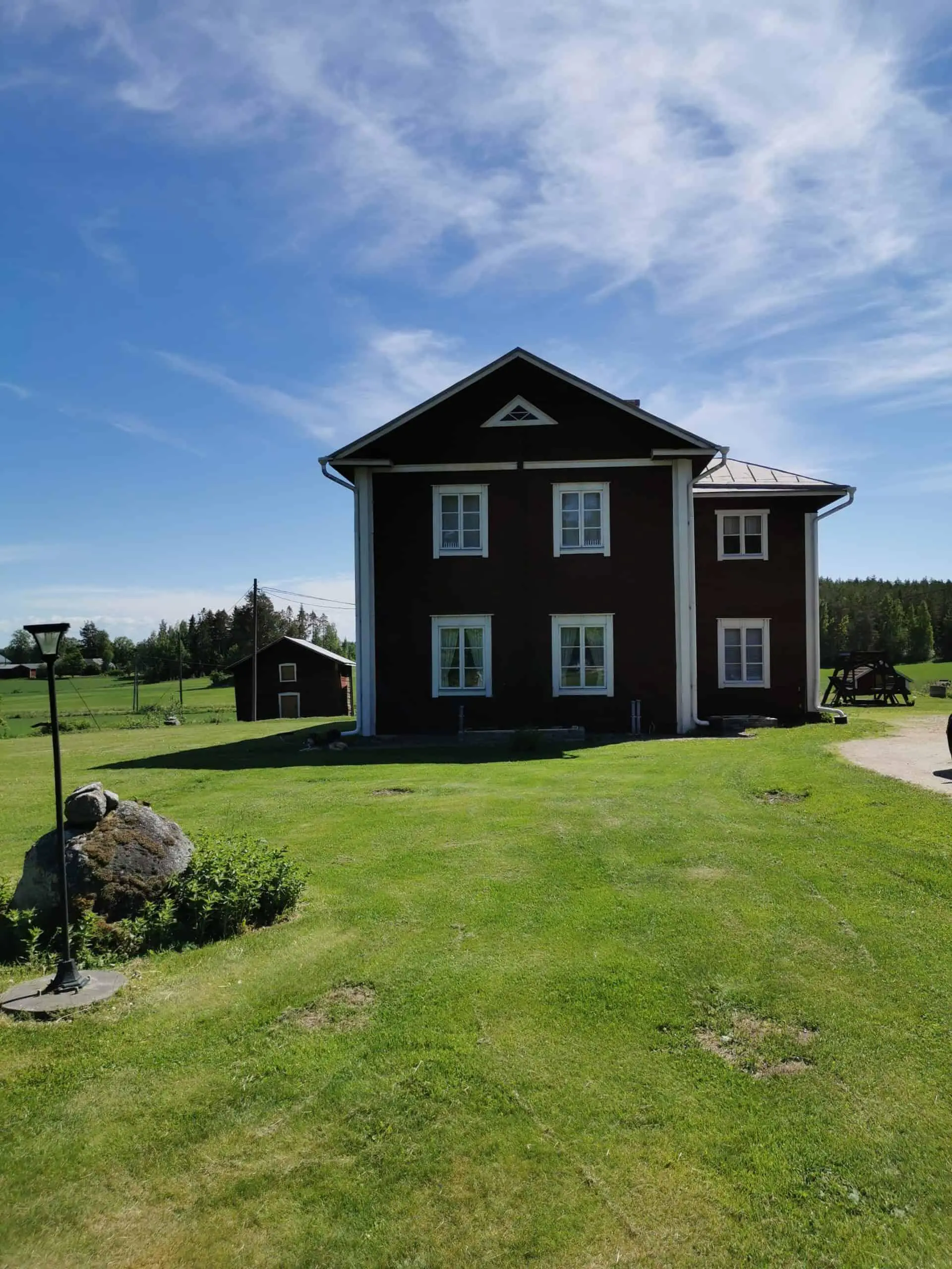 Pohjalaistalo - Taloa korjataan ja maalataan perinteitä kunnioittaen