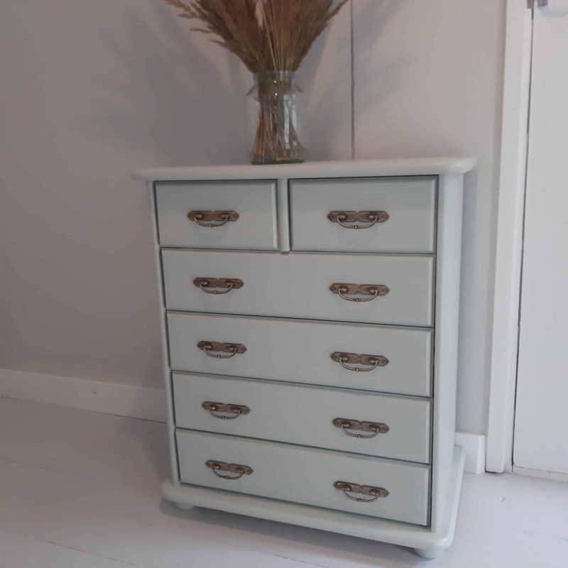 Painting a dresser with Uula Puuulatia painting