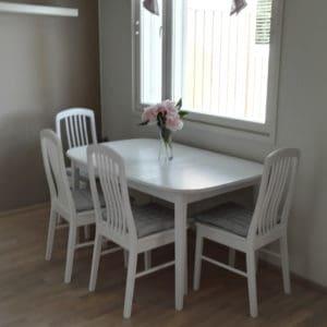 pöydän ja tuolien maalaaminen