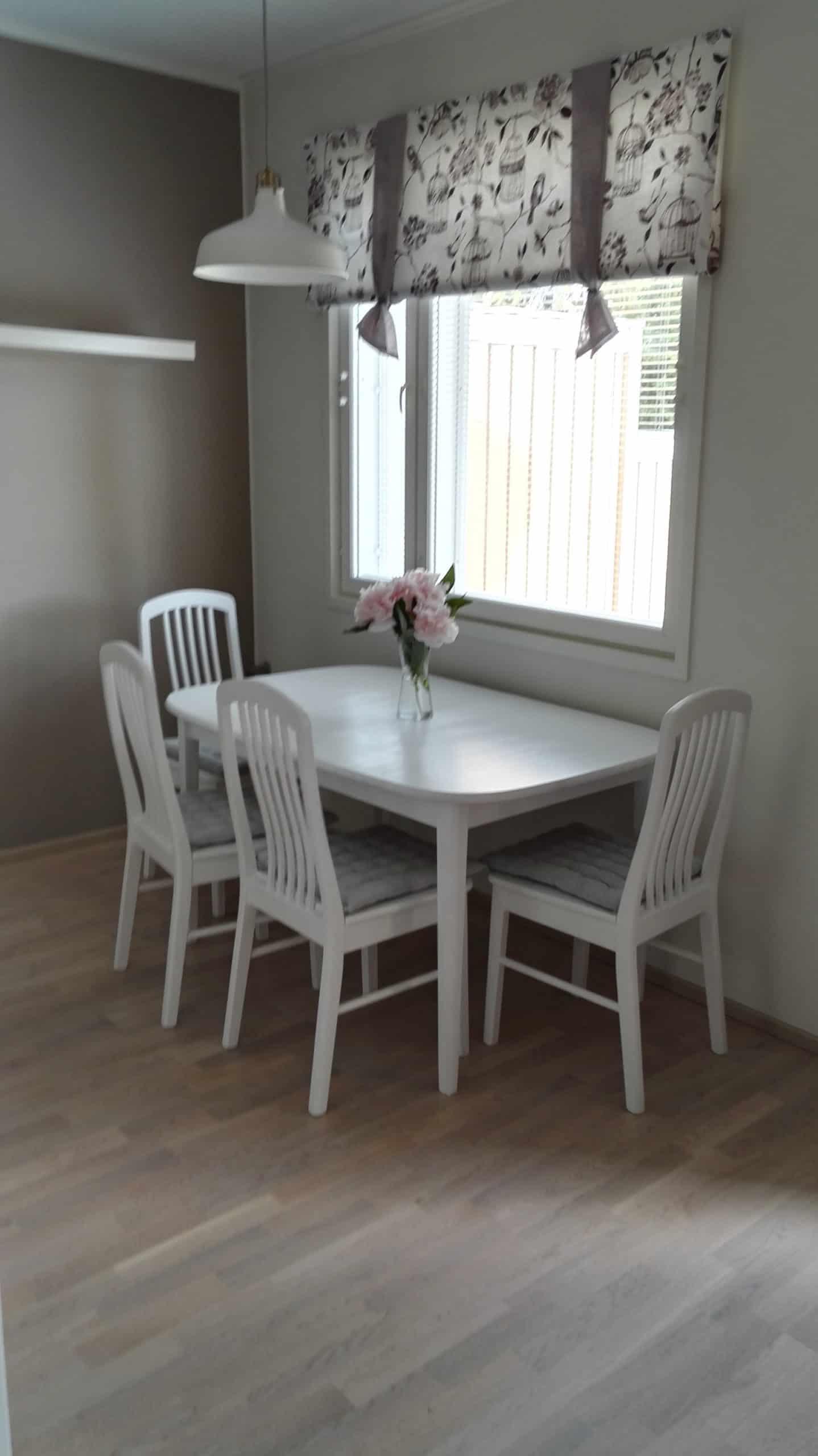 Pöydän ja tuolien maalaaminen
