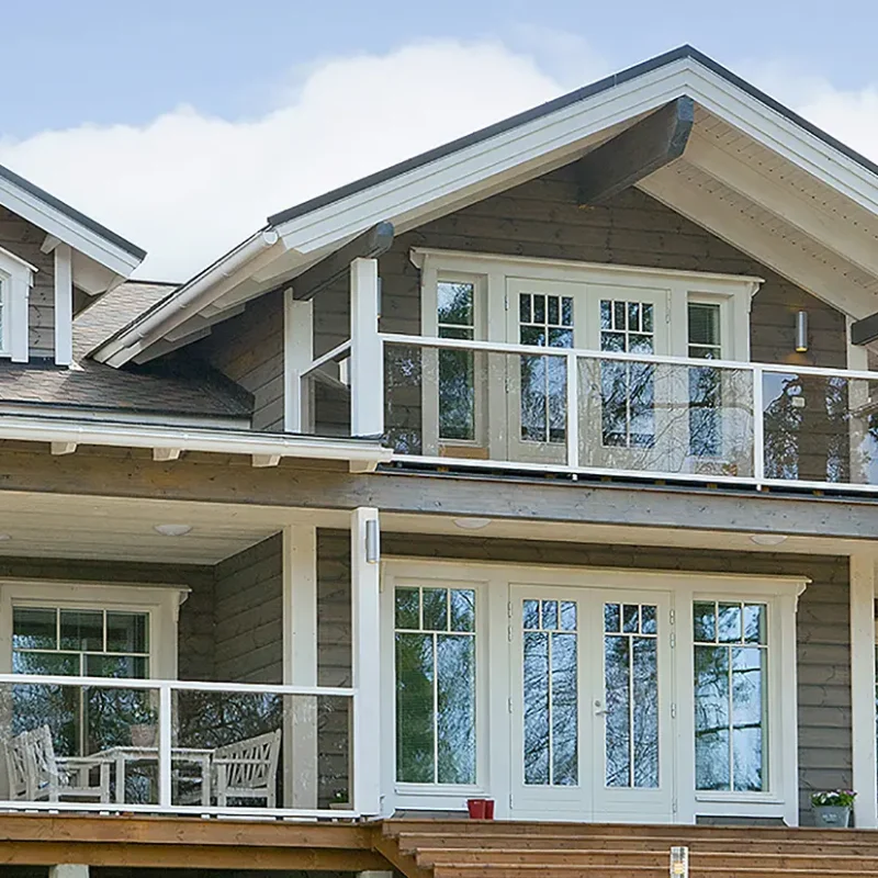 Hirsitalon ulkoseinän maalaus