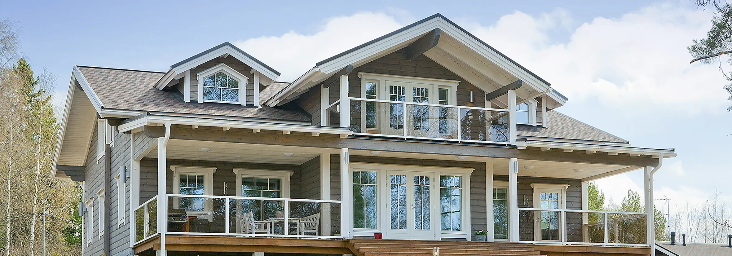 Hirsitalon ulkoseinän maalaus