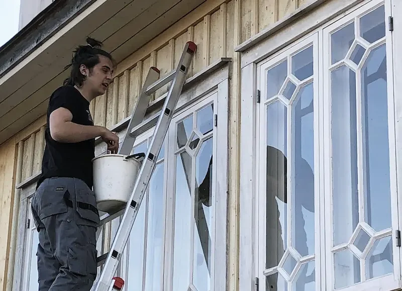 vanhan ulkoseinän maalaus