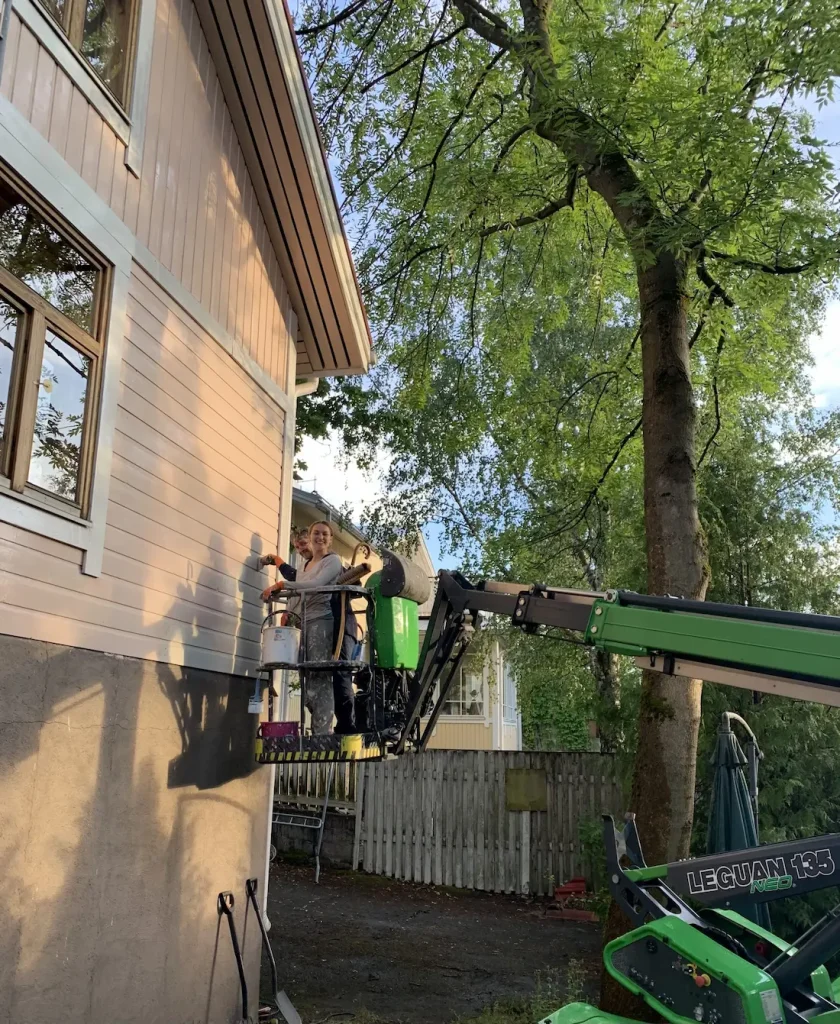 vanhan puutalon maalaus uulan maaleilla