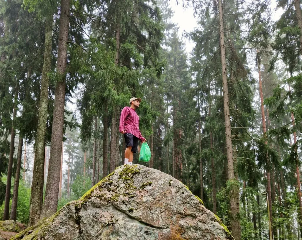 roskapäivä kalliolla