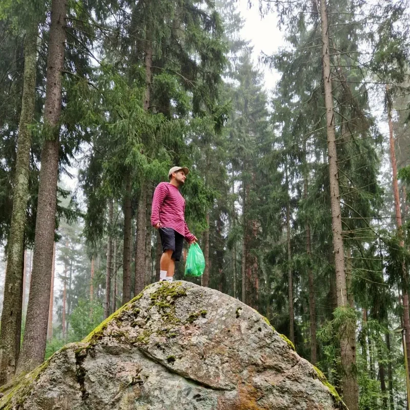roskapäivä kalliolla