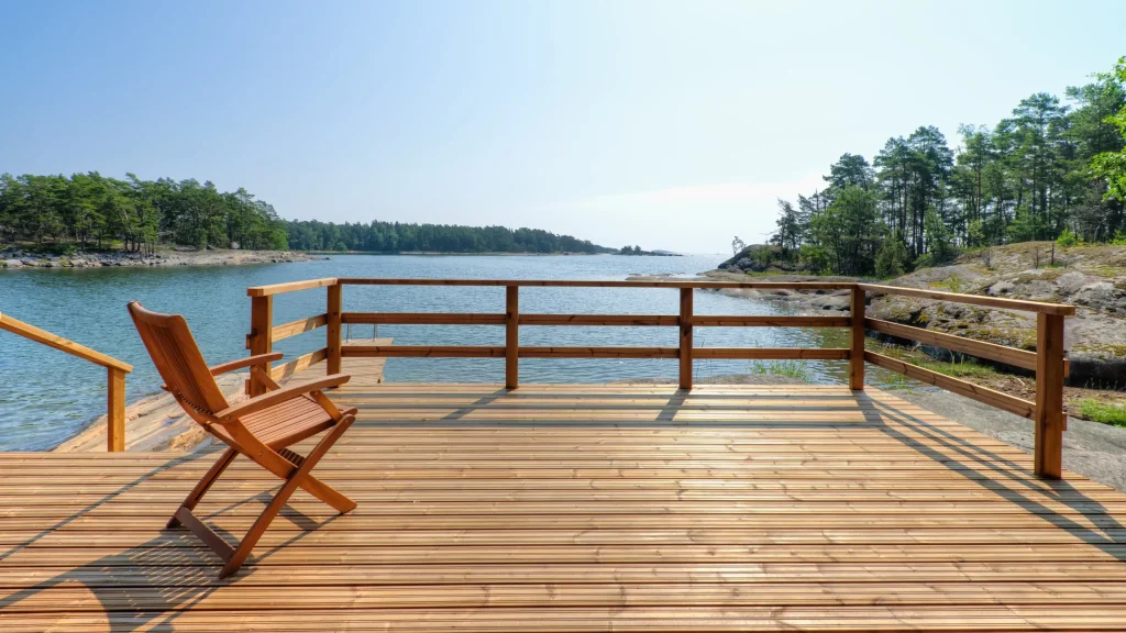 Terrass i solskenet vid vattnet