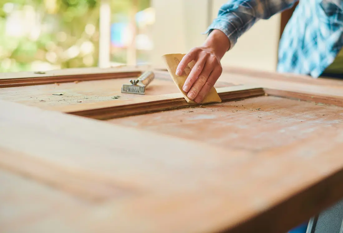 Vanhan huonekalun entisöinti etenee kauniisti, hioa pois ennen uutta sävyä, jotta kalusteen puu ja pinnan rakenne pääsevät esiin.