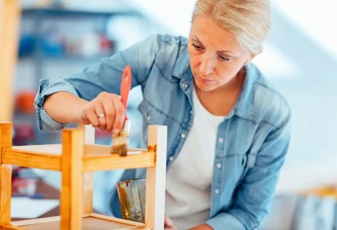 Vanhan huonekalun entisöinti etenee kauniisti, hioa pois ennen uutta sävyä, jotta kalusteen puu ja pinnan rakenne pääsevät esiin.