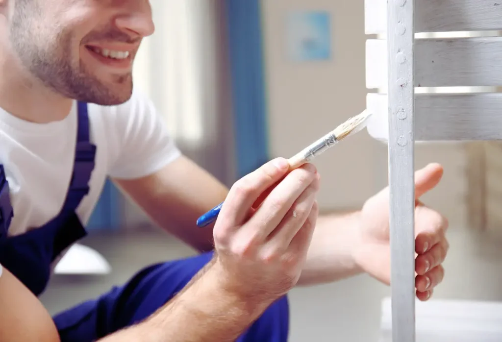 Pienessä entisöintiprojektissa voidaan poistaa mahdolliset epäpuhtaudet huonekalun pinnalta ennen maalausta, jotta maalilla tehty uusi pinta muodostuu hyväksi ja tasaiseksi kokonaisuudeksi.