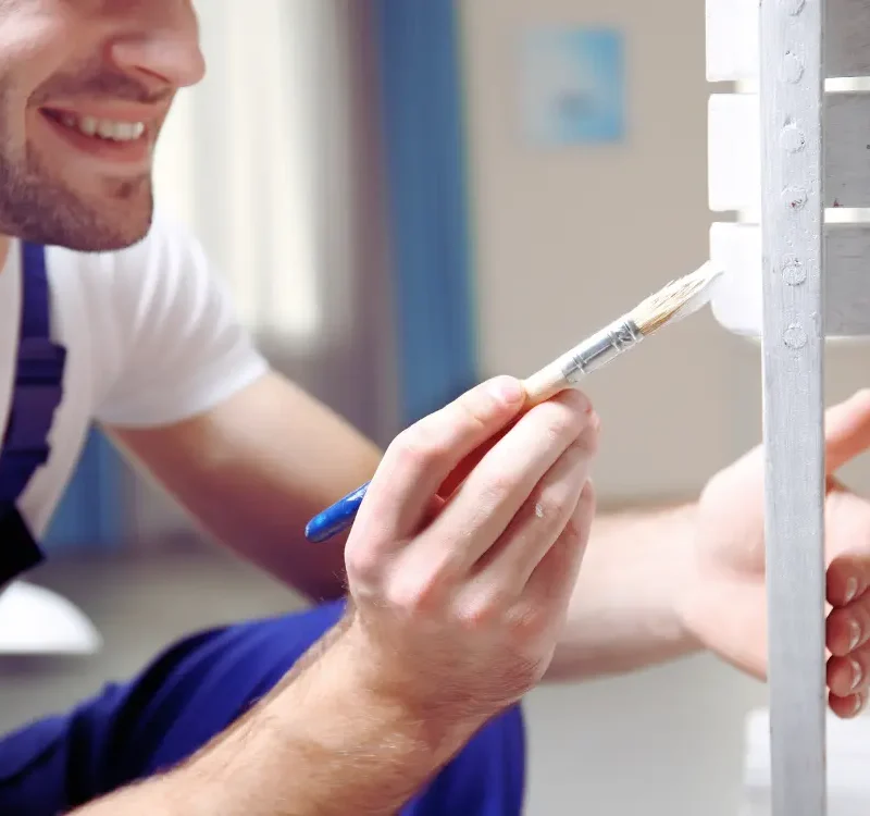 Pienessä entisöintiprojektissa voidaan poistaa mahdolliset epäpuhtaudet huonekalun pinnalta ennen maalausta, jotta maalilla tehty uusi pinta muodostuu hyväksi ja tasaiseksi kokonaisuudeksi.