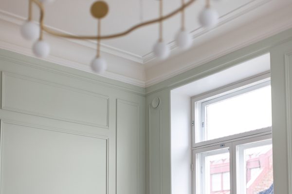 Sisäkaton maalaus tuo tilaan valoa.