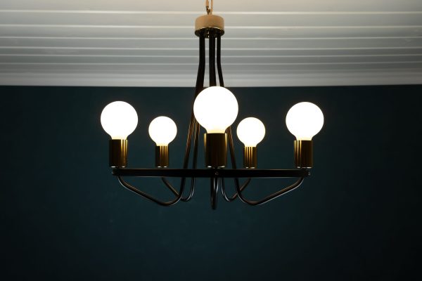 Valkoiseksi maalattu paneelikatto.