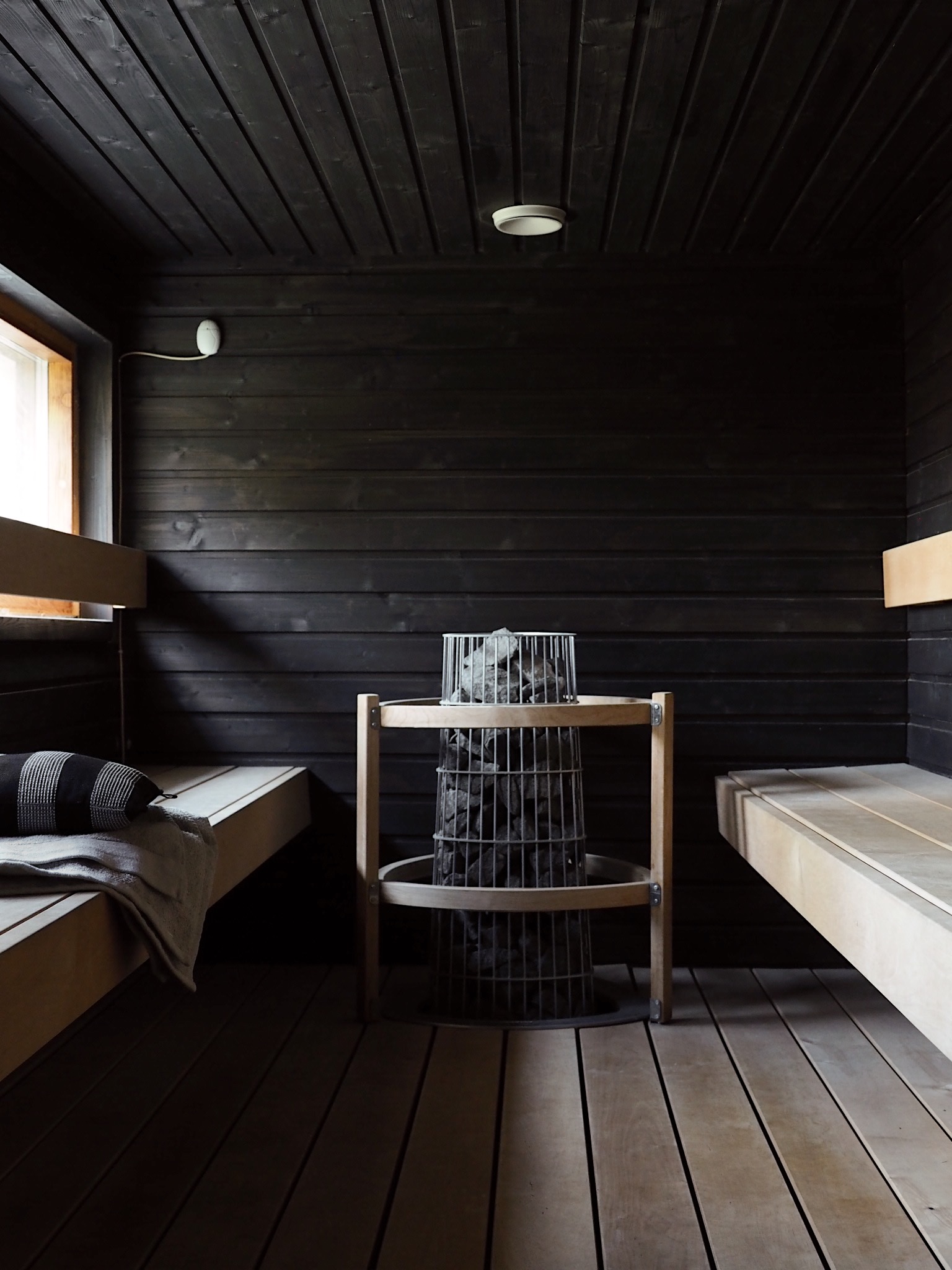 Uula Saunakuulto suojaa saunan lauteita ja seiniä lialta ja kosteudelta.