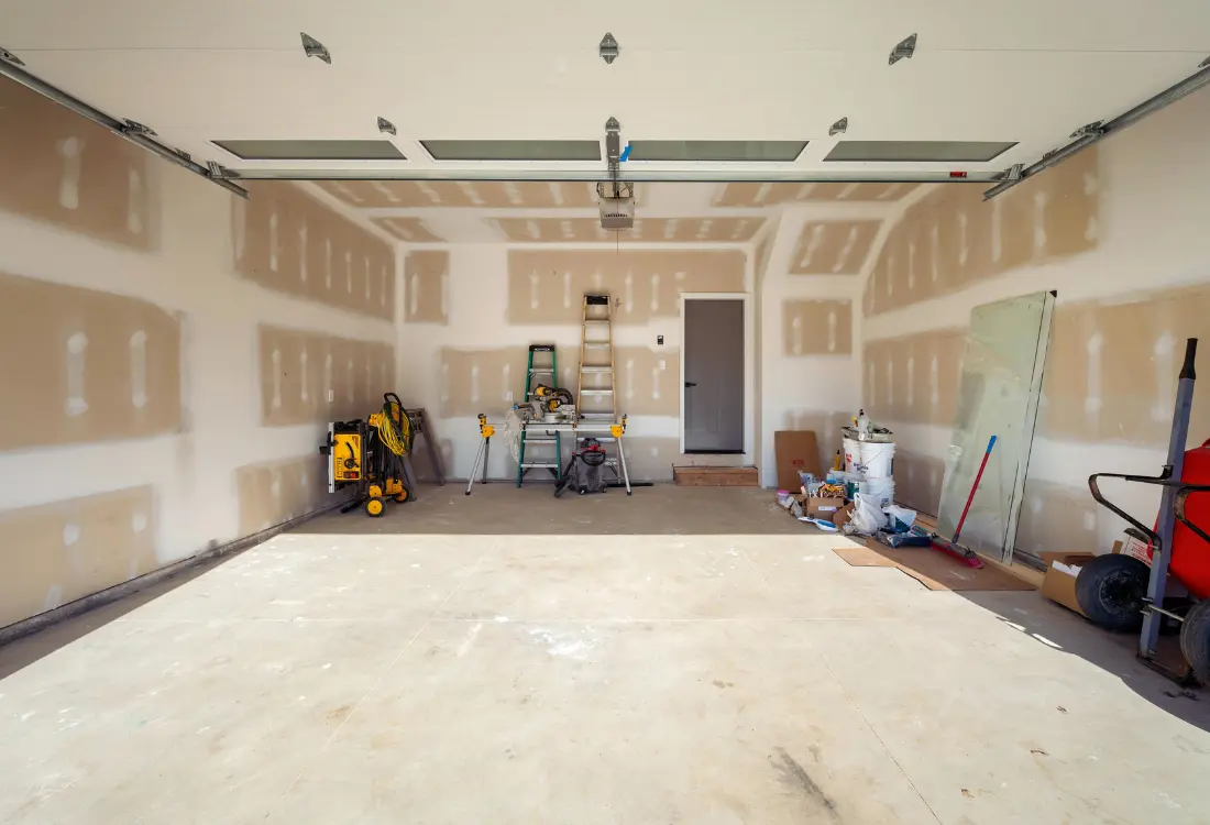 Autotallin sisustaminen ja maalaus samassa projektissa: seinät maalataan kestävällä autotalli maalilla, jotta talliin saadaan hyvä ja helppohoitoinen pinta. Autotallin remontti etenee järjestelmällisesti ja lämmin autotalli muuttuu valoisaksi työ- ja säilytystilaksi.