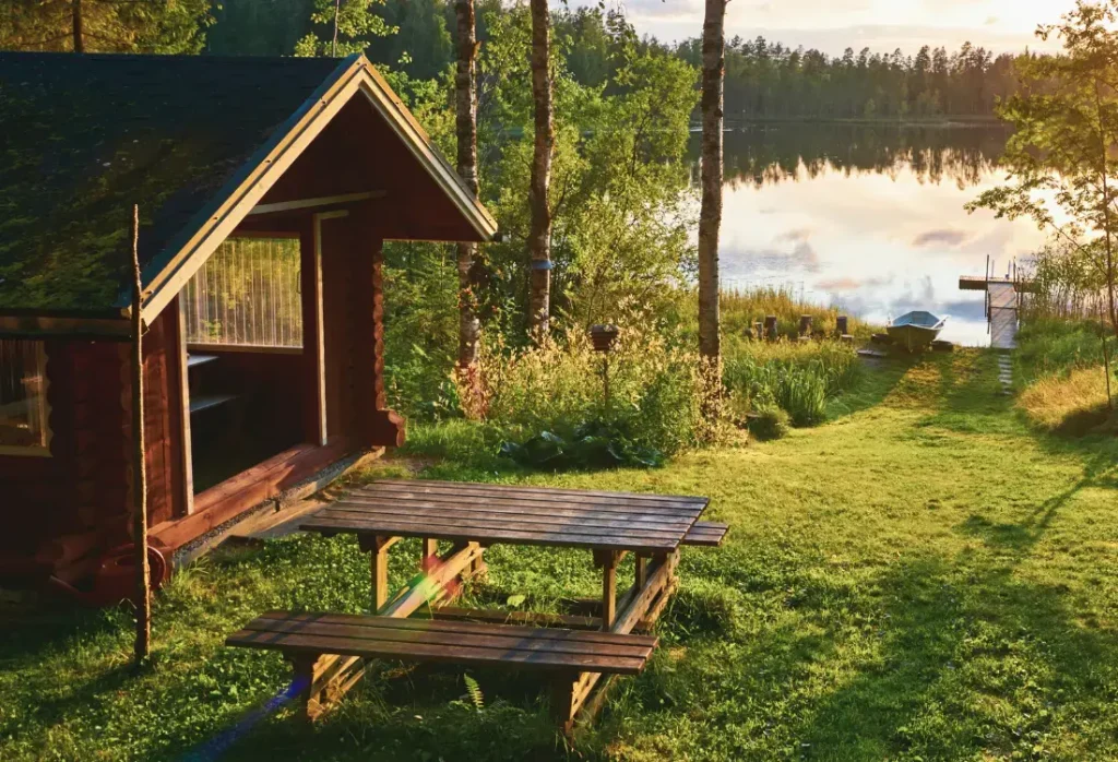 Keväällä kannattaa tarttua telaan tai pensseliin ja aloittaa terassin tai pihakalusteiden valmistelu kesää varten. Säällä on paljon merkitystä päivän valintaan, joten siihen pitää käyttää aikaa. Lue aina ohjeet ennen maalausprojektin aloitusta.
