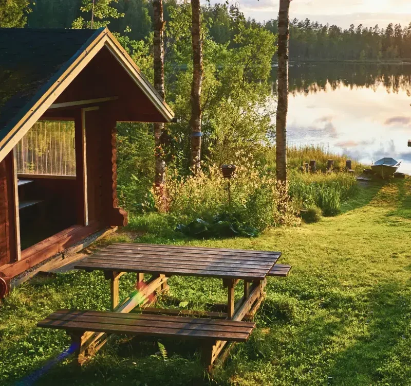 Keväällä kannattaa tarttua telaan tai pensseliin ja aloittaa terassin tai pihakalusteiden valmistelu kesää varten. Säällä on paljon merkitystä päivän valintaan, joten siihen pitää käyttää aikaa. Lue aina ohjeet ennen maalausprojektin aloitusta.
