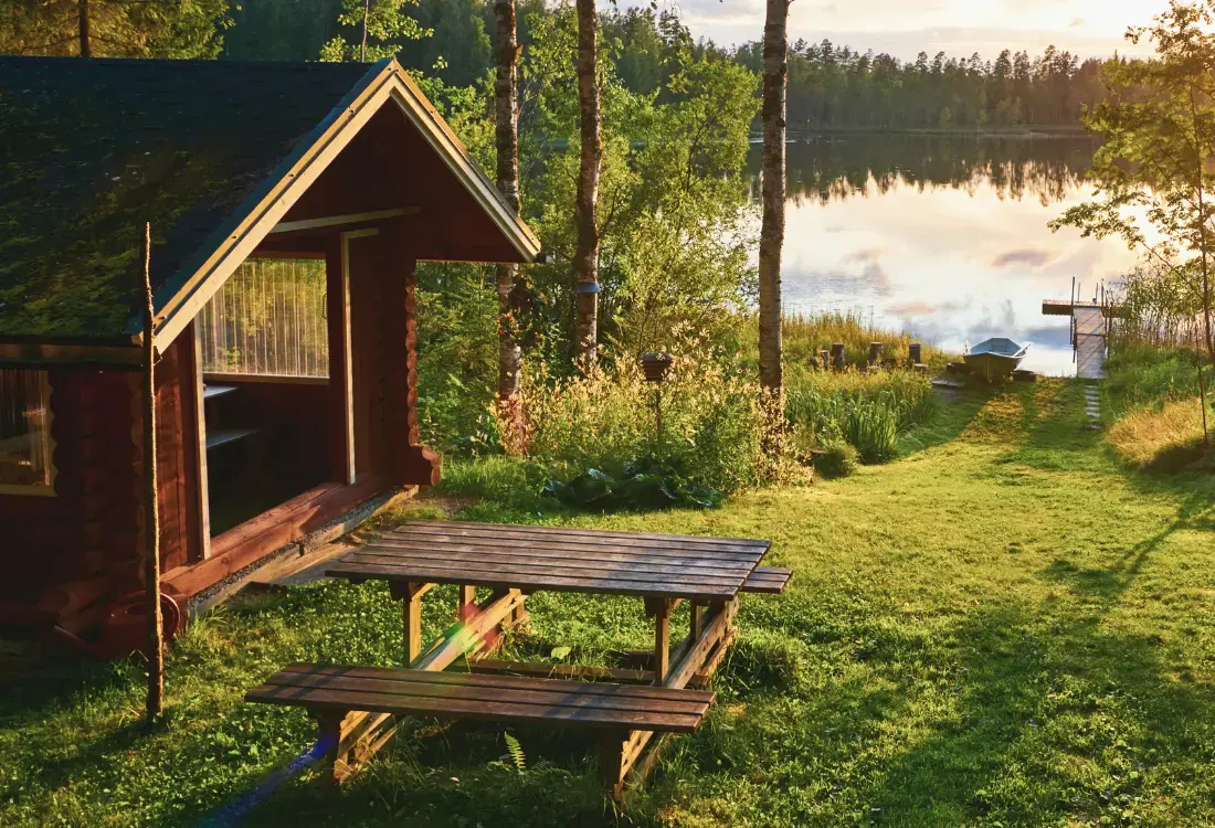 Keväällä kannattaa tarttua telaan tai pensseliin ja aloittaa terassin tai pihakalusteiden valmistelu kesää varten. Säällä on paljon merkitystä päivän valintaan, joten siihen pitää käyttää aikaa. Lue aina ohjeet ennen maalausprojektin aloitusta.